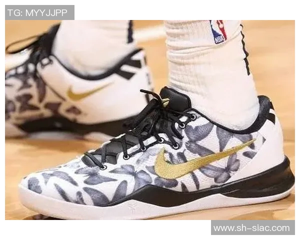 足球球星冬季比赛必备防寒手套舒适保暖兼具时尚运动风