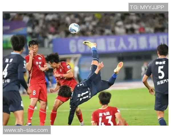 三十多岁足球球星风采依旧巅峰不减展现独特魅力与职业生涯精彩瞬间 三十多岁足球球星风采依旧巅峰不减展现独特魅力与职业生涯精彩瞬间