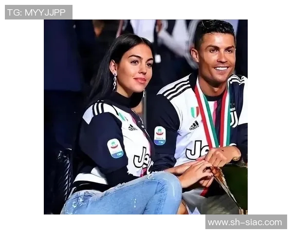 C罗晒与女足球星亲密合影 引发粉丝热议称其为足球界黄金搭档