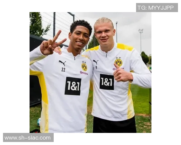 球星情侣联手踢足球传递爱与激情赛场内外的默契与羁绊